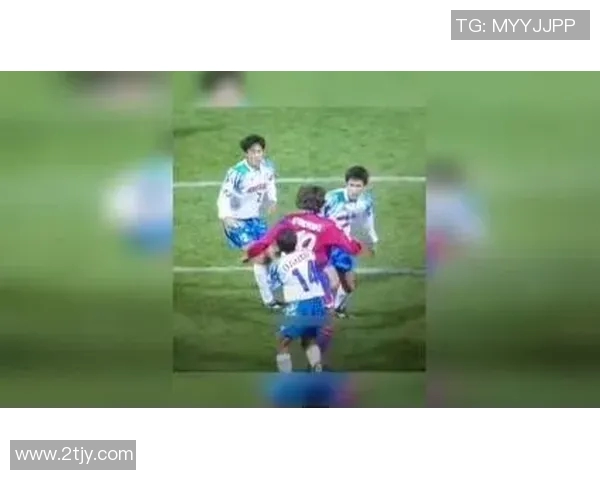 盘点那些因受伤或天生原因而歪头的足球明星们