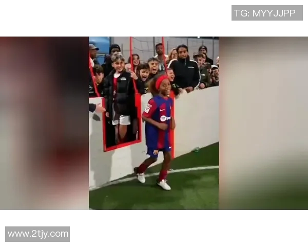 足球明星观看儿子打球视频感动落泪父子情深瞬间引发网友热议