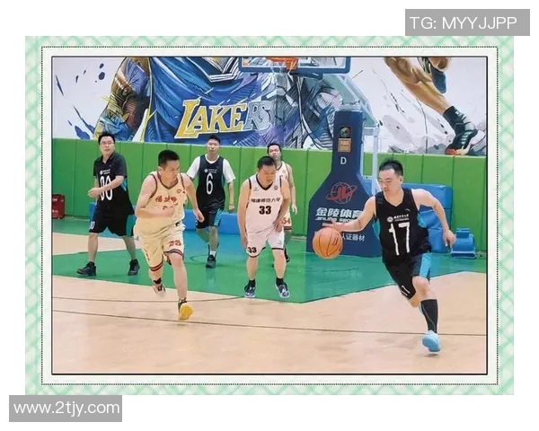 篮球明星挥洒汗水与激情,手握篮球展现无与伦比的运动魅力与团队精神
